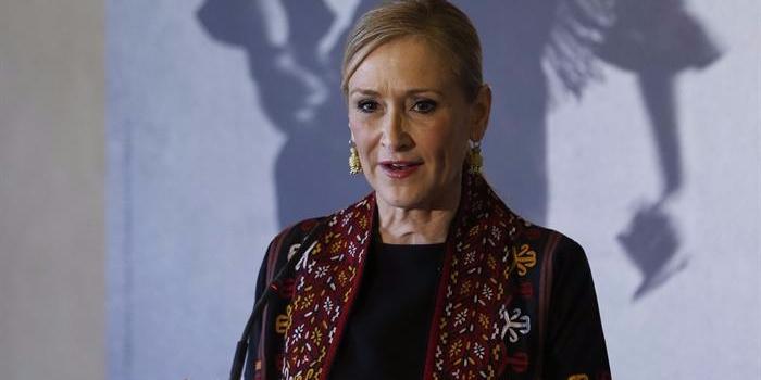 Cifuentes anima a los madrileños a beber de la fuente de la ermita del santo