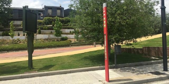 Conductores de autobuses en huelga protestan en la sede de la empresa