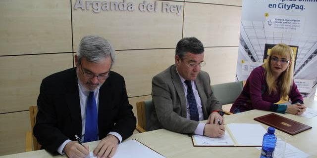 Arganda firma un convenio con Correos para la recogida y envío de paquetería
