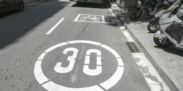 Aprobada la ordenanza que limita a 30 km/h la velocidad en las calles de un carril Aprobada la ordenanza que limita a 30 km/h la velocidad en las calles de un carril