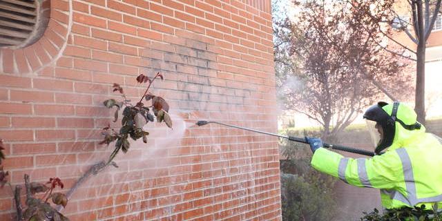 Fuenlabrada premiada con la Escoba de Platino por su programa de eliminación de pintadas ‘Borra el Odio’