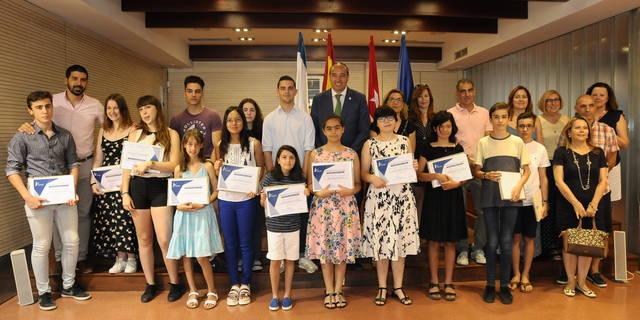 El Ayuntamiento de Sevilla la Nueva premia la excelencia y el esfuerzo académico de quince estudiantes del municipio