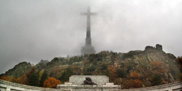 El Gobierno busca una fórmula jurídica para exhumar los restos de Franco