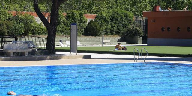 Los madrileños resisten julio con cinco piscinas municipales cerradas por obras