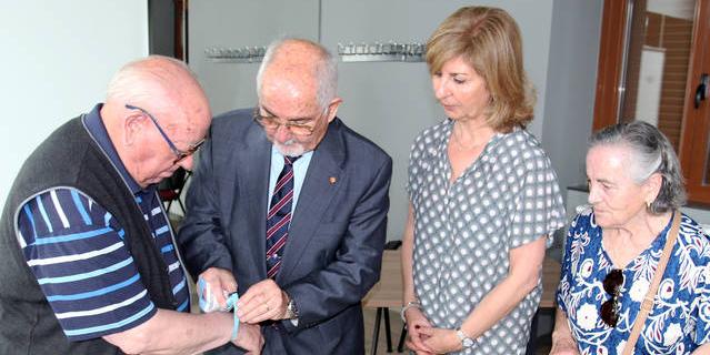 Galapagar entrega pulseras de emergencia para mayores