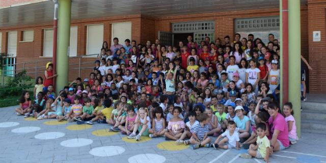 José Antonio Sánchez, alcalde de Humanes, visita los Campamentos Urbanos de Verano del municipio