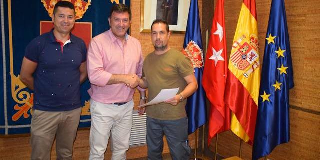José Antonio Sánchez firma un convenio de colaboración con el CD Elemental Escuela Fútbol Sala de Humanes de Madrid