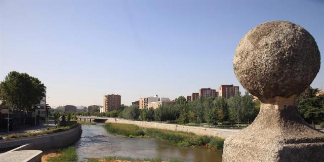 Carmena explica que la decisión de desembalsar el Manzanares se tomó por "salubridad" y "riesgo" en el río