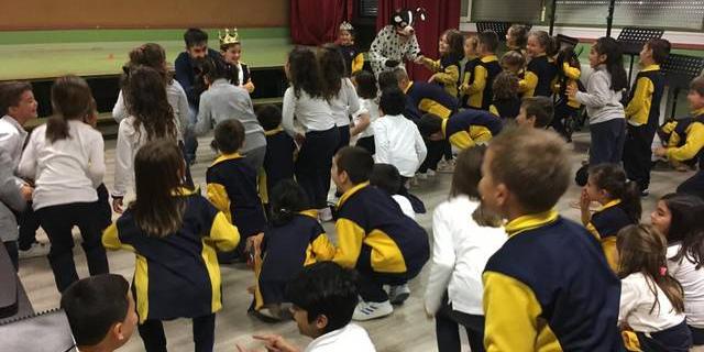 Tobi visita los colegios de Sevilla la Nueva por la nueva campaña