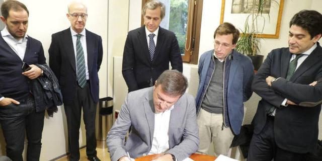 El Alcalde de Humanes firma un escrito contra los semáforos en la A-5