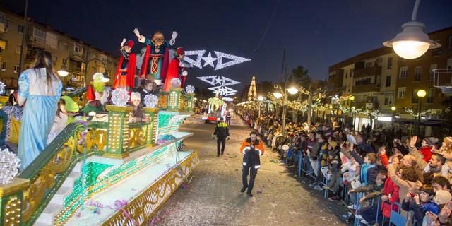 Los Reyes Magos llegan a Majadahonda repartiendo 40.000 globos y 2 toneladas de caramelos
