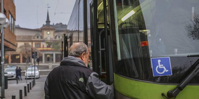 Los mayores de Las Rozas podrán recibir una ayuda para el pago del abono transporte anual