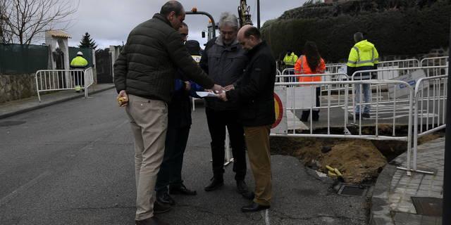 Sevilla la Nueva amplia los trabajos de actualización en la red de abastecimiento de agua potable en ‘Los Manantiales’