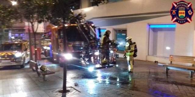 Varios policías intoxicados en el rescate de un vecino en un incendio en Alcorcón