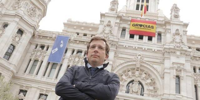 El Ayuntamiento despliega dos banderas para agradecer a los madrileños "su civismo"