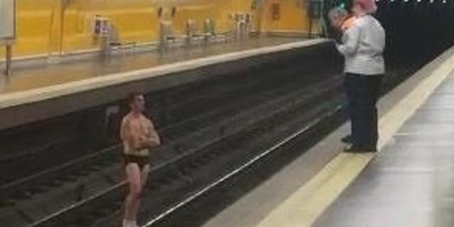 En ropa interior en medio de las vías del tren en Tirso de Molina