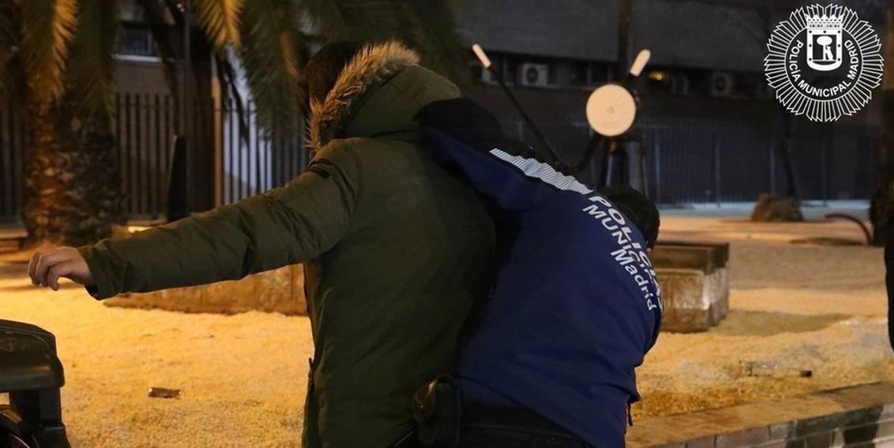 Detenidos cinco jóvenes de fiesta en un piso de Carabanchel por agredir a seis agentes