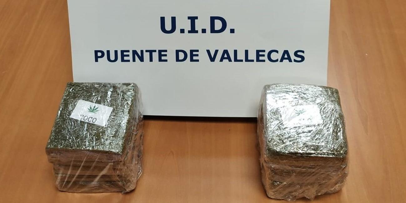 Detenido en Madrid un joven por portar un kilo de hachís en tabletas en un VTC