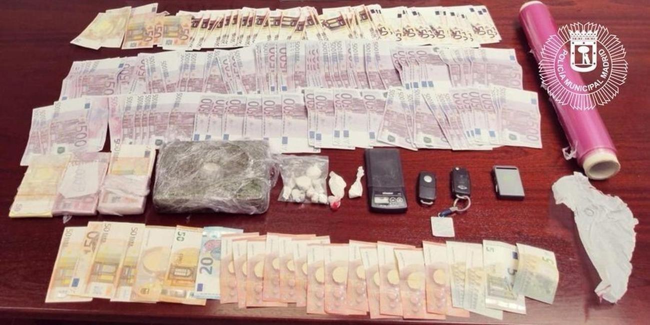 Detenido un peluquero que guardaba en su local de Hortaleza 99.000 euros falsos y un kilo de cocaína