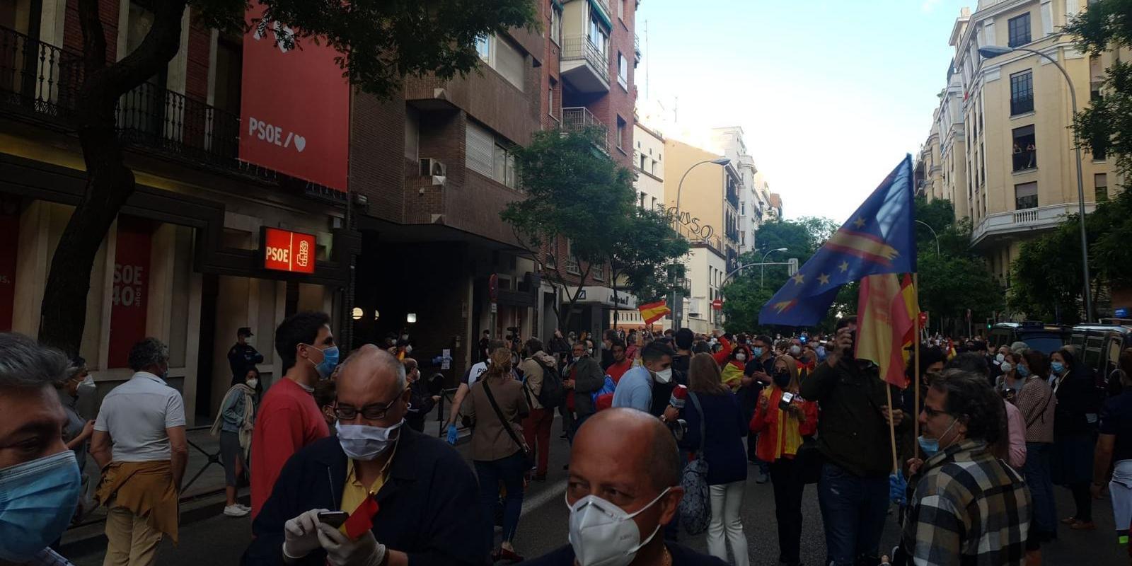 Nueva protesta multitudinaria contra el Gobierno de Sánchez en la calle Ferraz