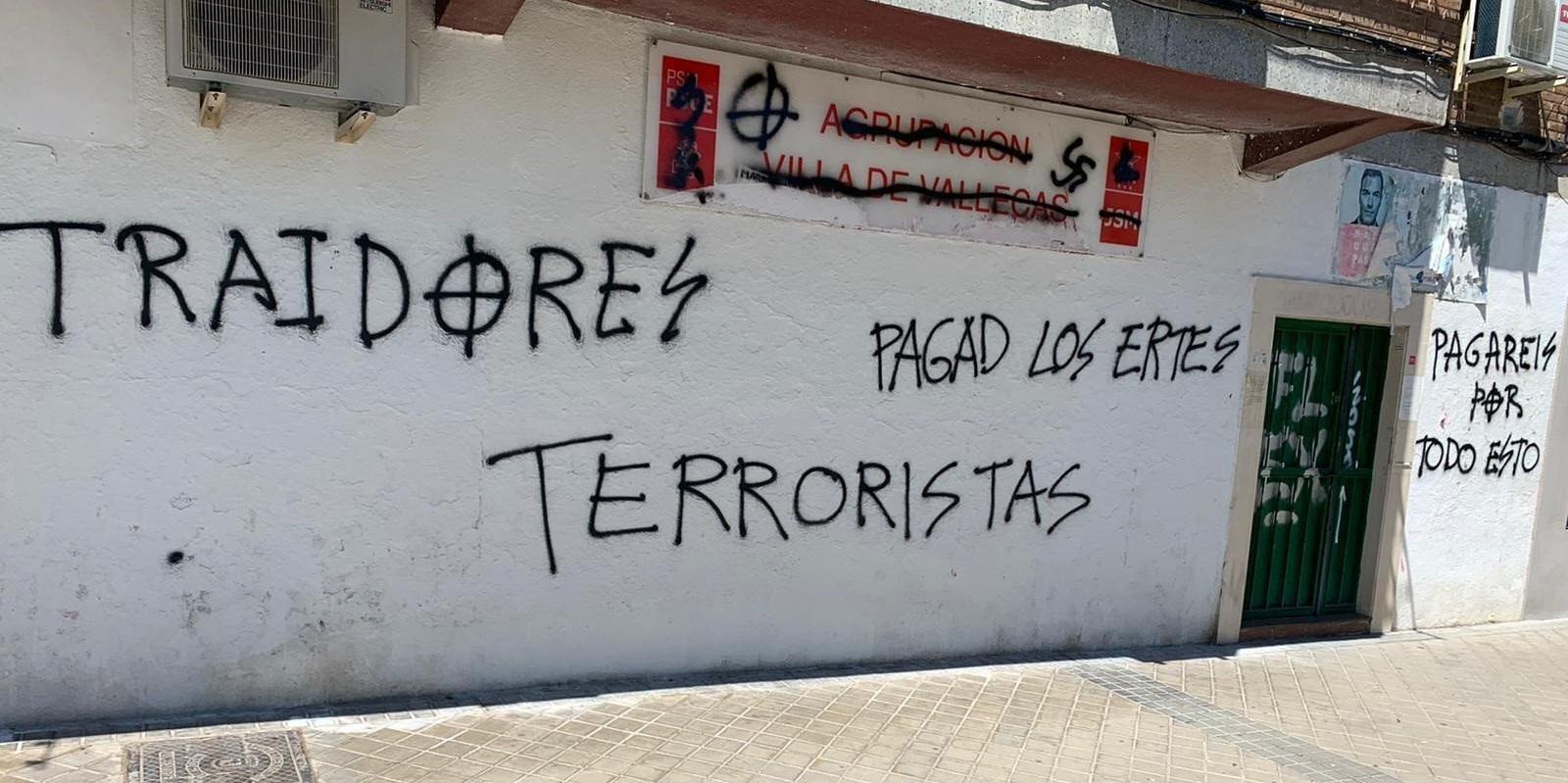La sede del PSOE en Villa de Vallecas amanece con pintadas de símbolos nazis y mensajes como &quot;terroristas&quot; y &quot;traidores&quot;
