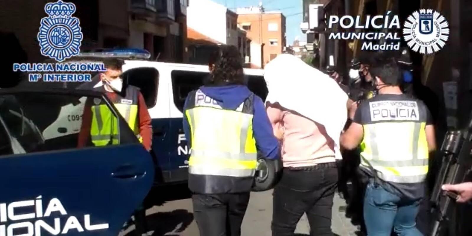 La Policía requisó seis machetes, dinero y droga en dos pisos okupados por Trinitarios desalojados en Tetuán