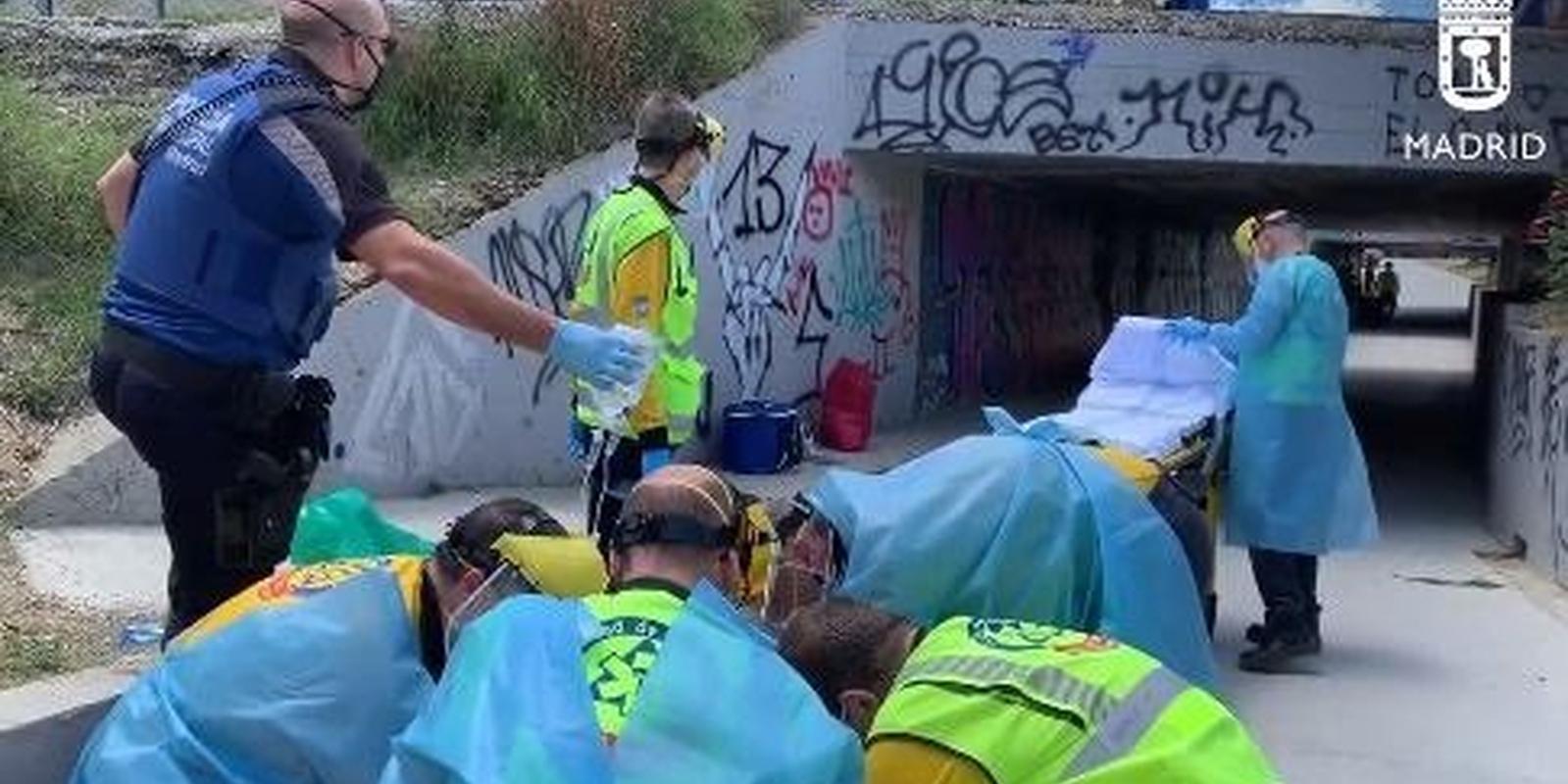 Muy grave una chica al caerse mientras hacia 'skate' en Villaverde