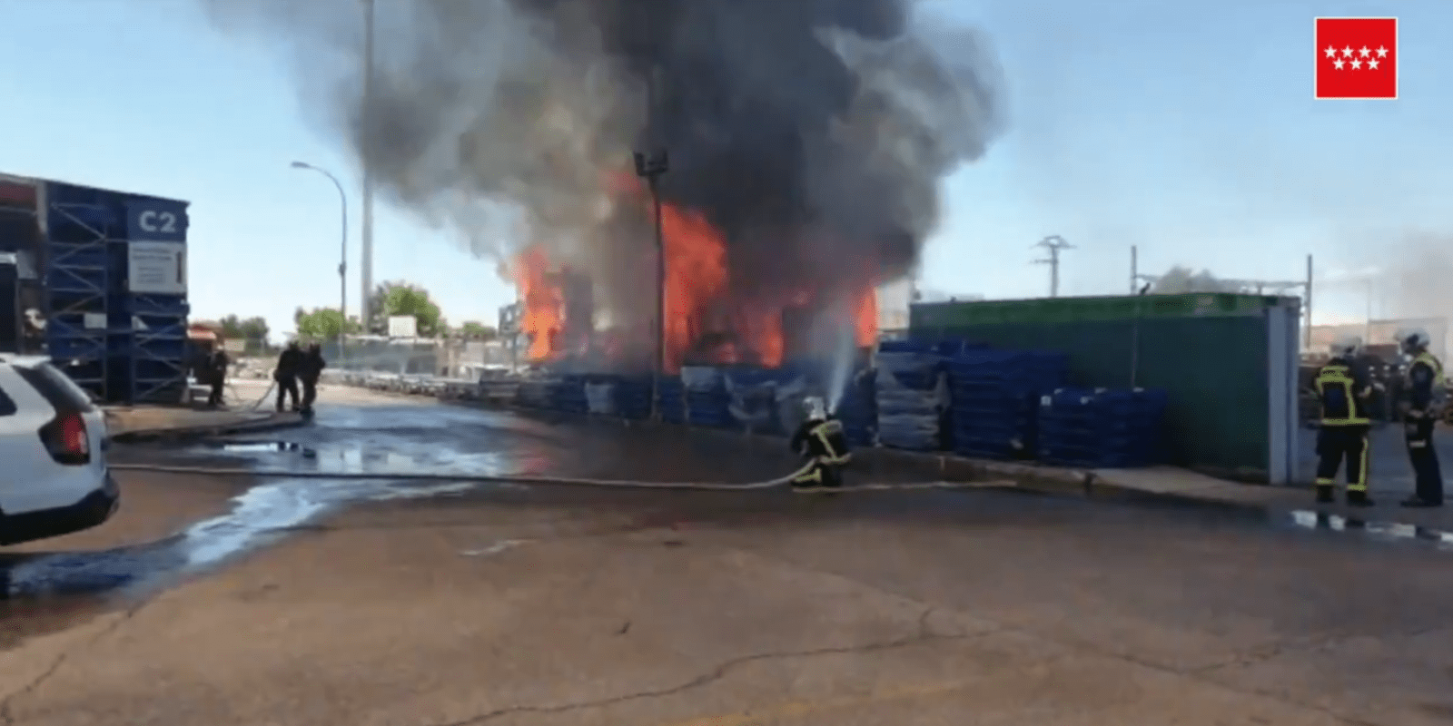 Extinguido un incendio en el exterior de una nave industrial en Alcalá