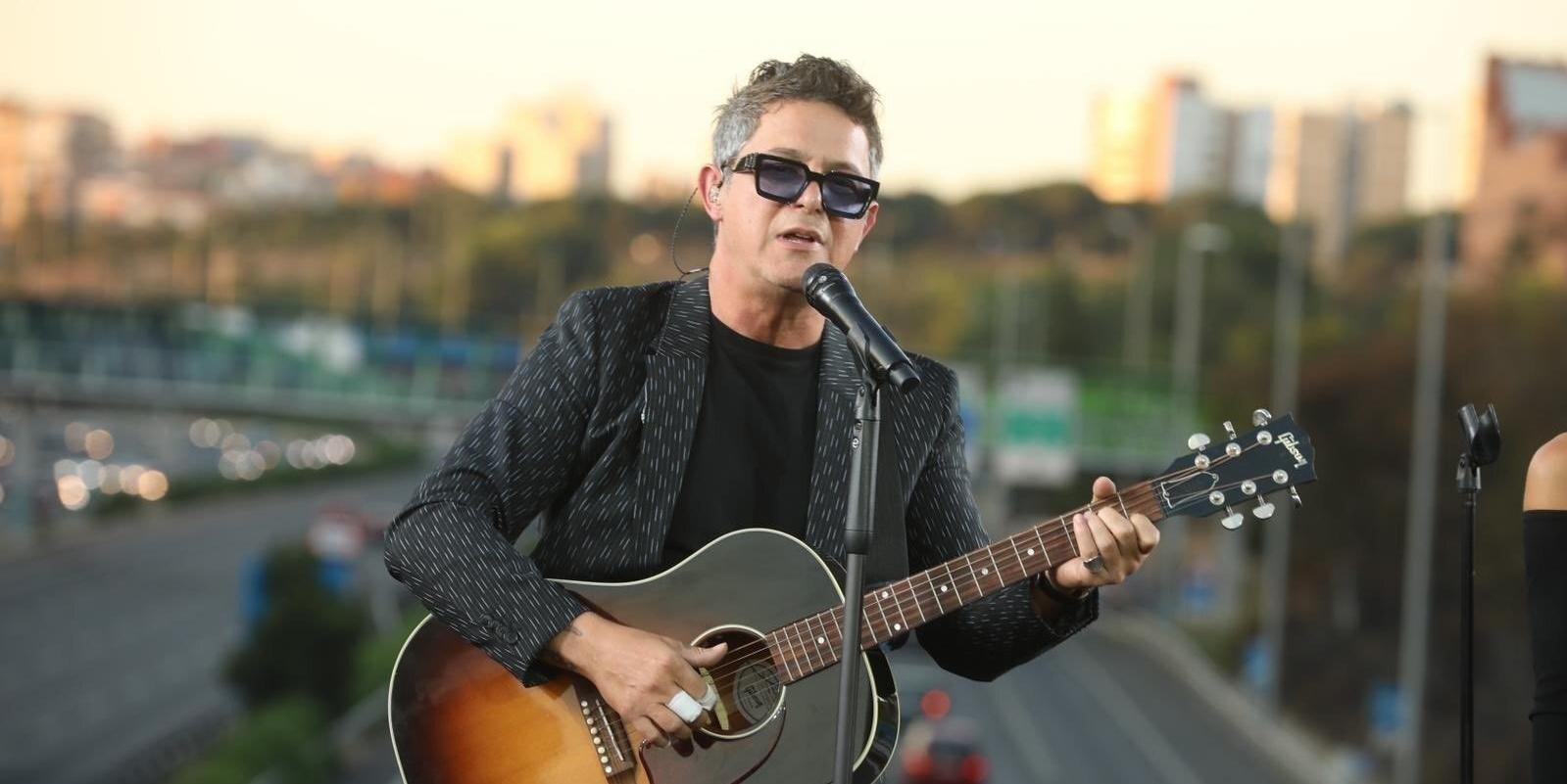 Concierto sorpresa de Alejandro Sanz desde el puente de la M-30 que conecta con Moratalaz