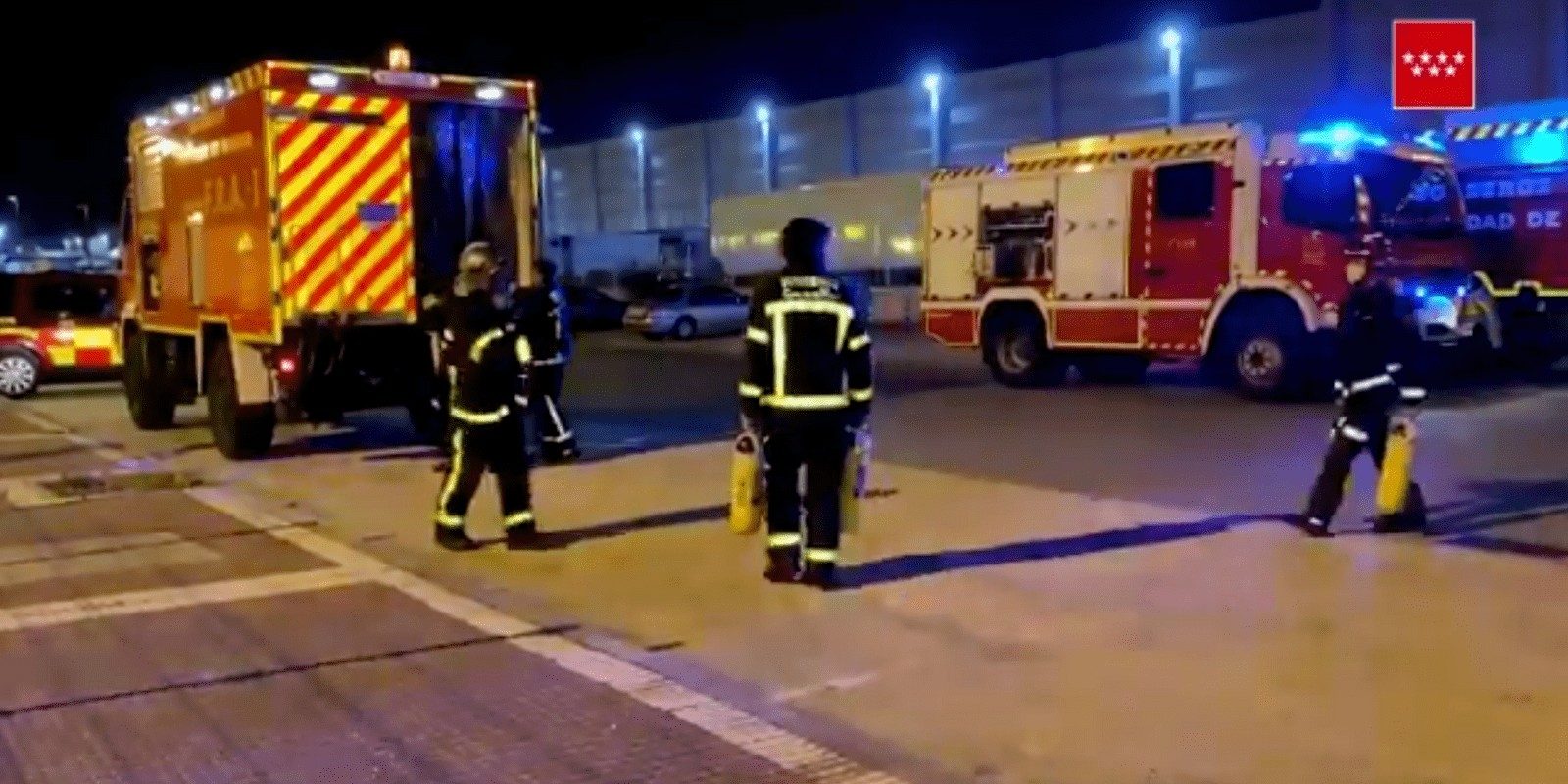 Diez dotaciones de bomberos extinguen un incendio en una nave de reciclado de componentes electrónicos de Torrejón de Ardoz Diez dotaciones de bomberos extinguen un incendio en una nave de reciclado de componentes electrónicos de Torrejón de Ardoz