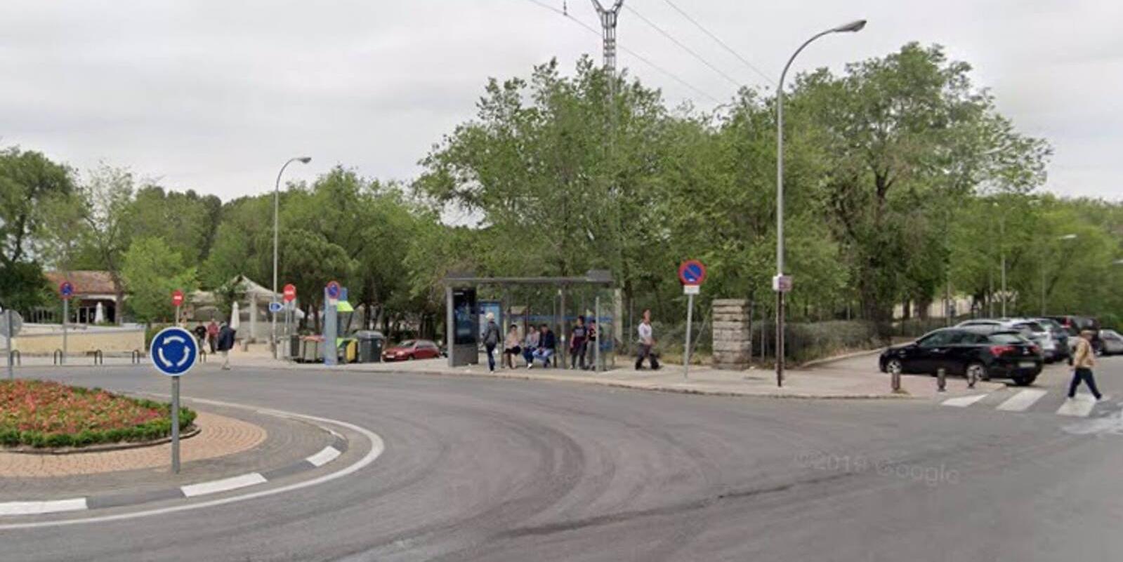 Buscan a dos jóvenes que robaron con el método del mataleón 800 euros a una mujer cerca de la Casa de Campo