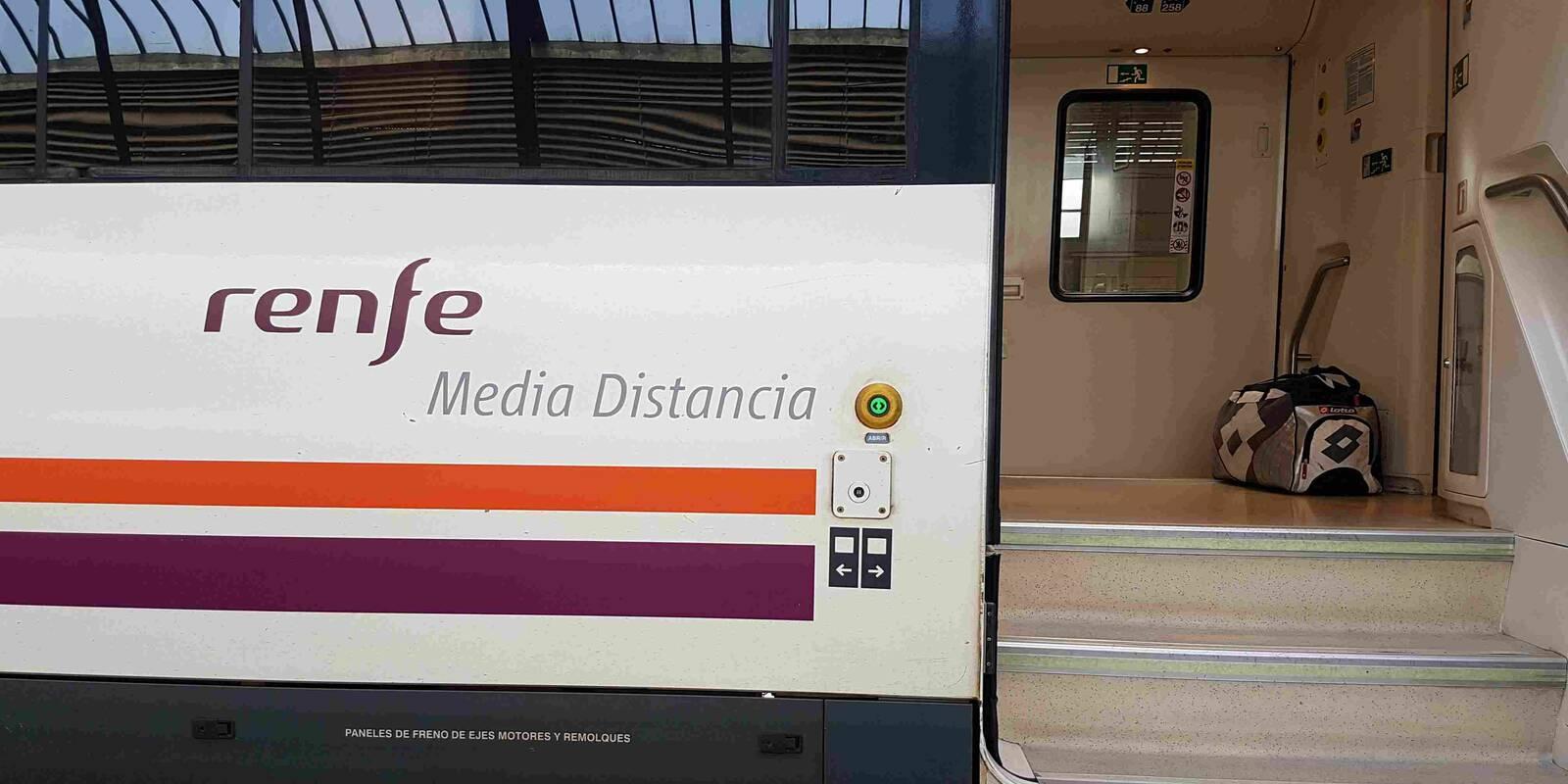 Descarrila un tren de media distancia León-Madrid cerca de Zarzajelo sin causar heridos debido a la lluvia Descarrila un tren de media distancia León-Madrid cerca de Zarzajelo sin causar heridos debido a la lluvia