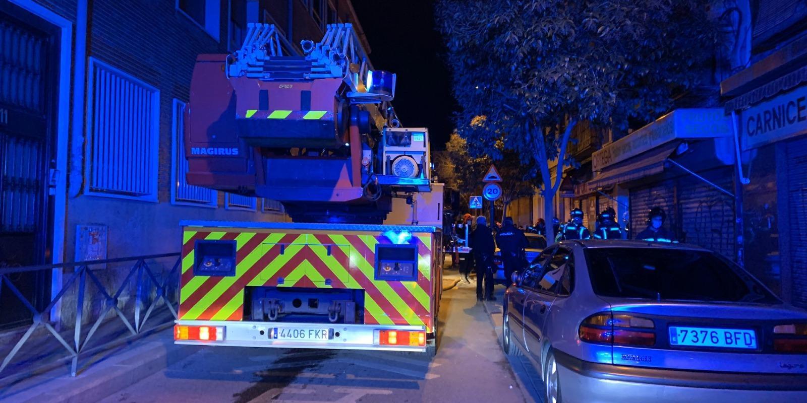 Los bomberos rescatan a tres personas de un incendio en dos viviendas en Madrid