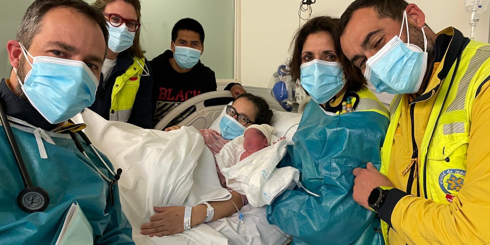 Una mujer da a luz en la calle de camino al hospital