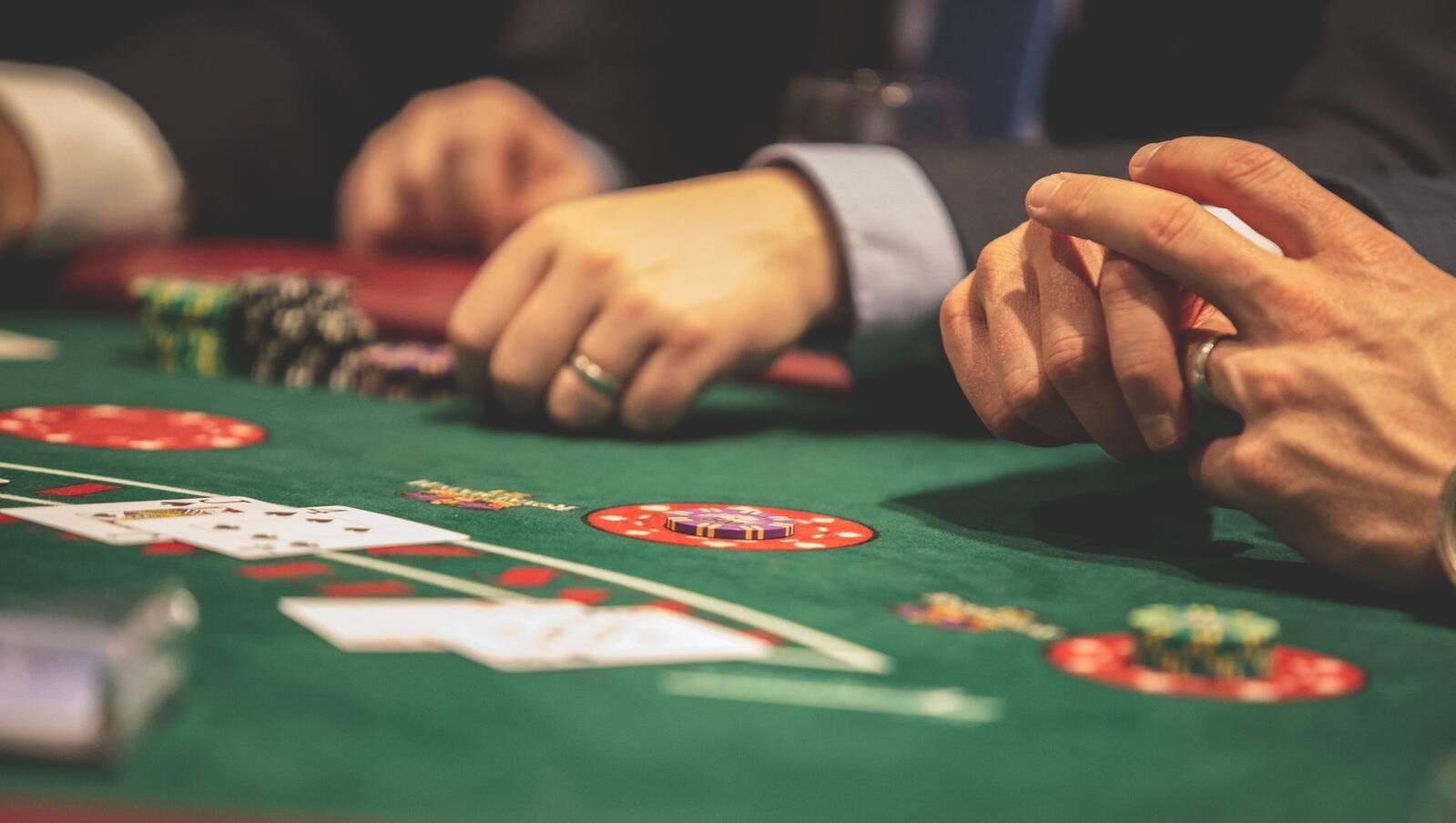 ¿En qué se diferencia un casino online del físico?