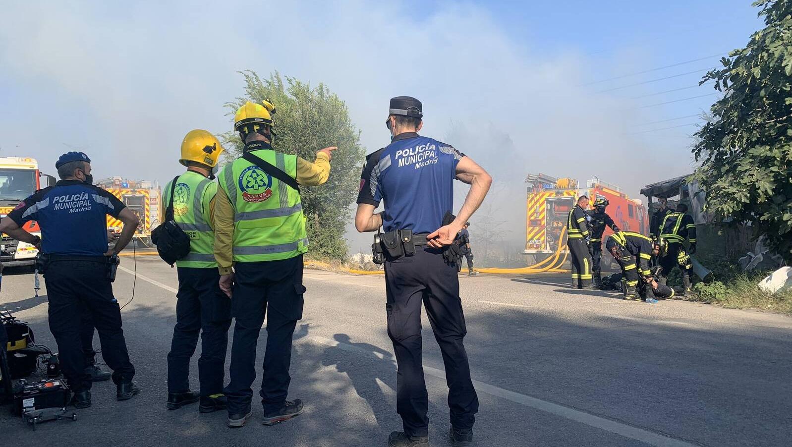 Hasta 15 dotaciones de Bomberos controlan un fuego de pastos en la Cañada Real y Rivas-Vaciamadrid