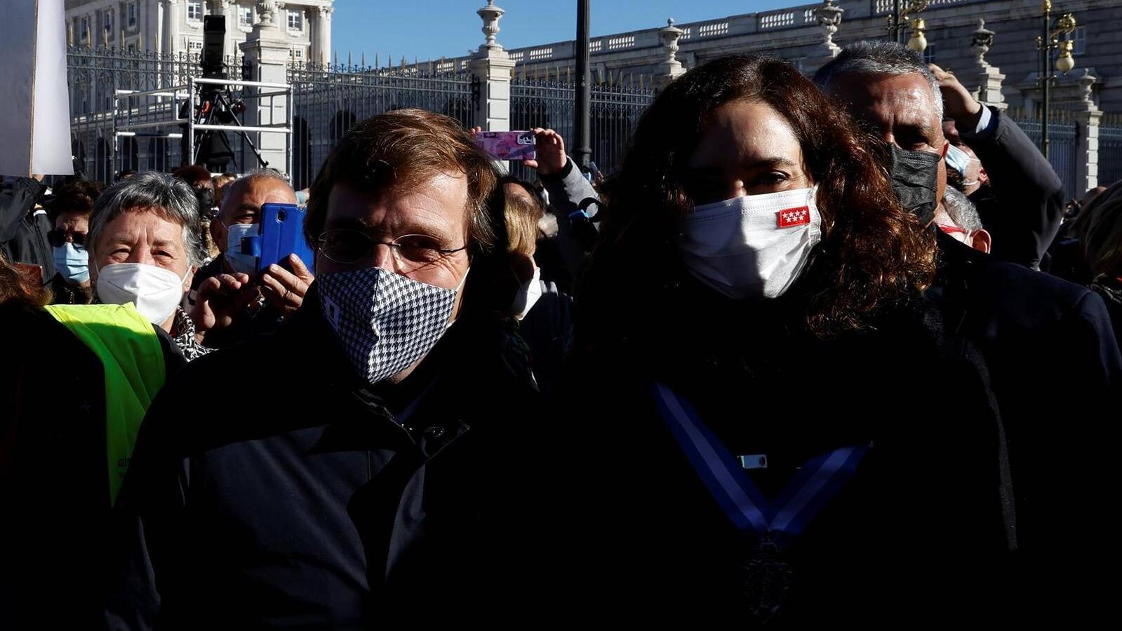 Ayuso y Almeida defienden que las encuestas demuestran que "trabajan por Madrid" y son "positivas para el PP en su conjunto"