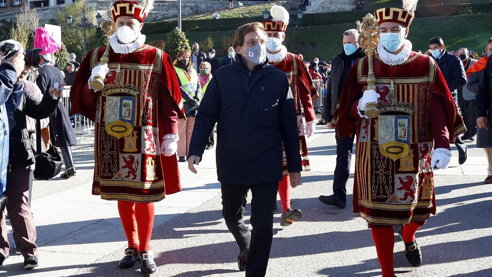 Martínez-Almeida pide a la Almudena consuelo para la familia de la niña atropellada en Mirasierra y ayuda para "relanzar" Madrid