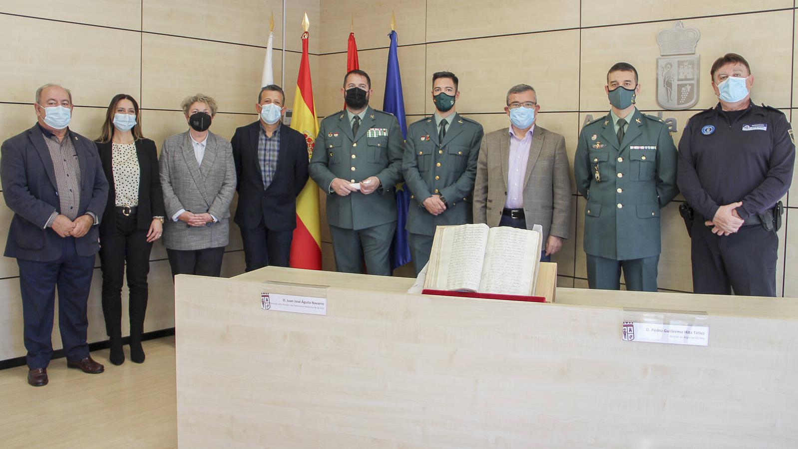 La Guardia Civil recupera un libro manuscrito perteneciente al Archivo de la Ciudad de Arganda