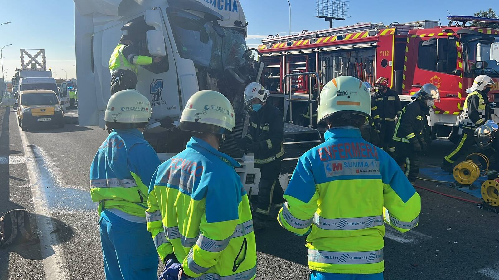 Muere un chófer en una colisión entre tres camiones y una furgoneta en la A-4