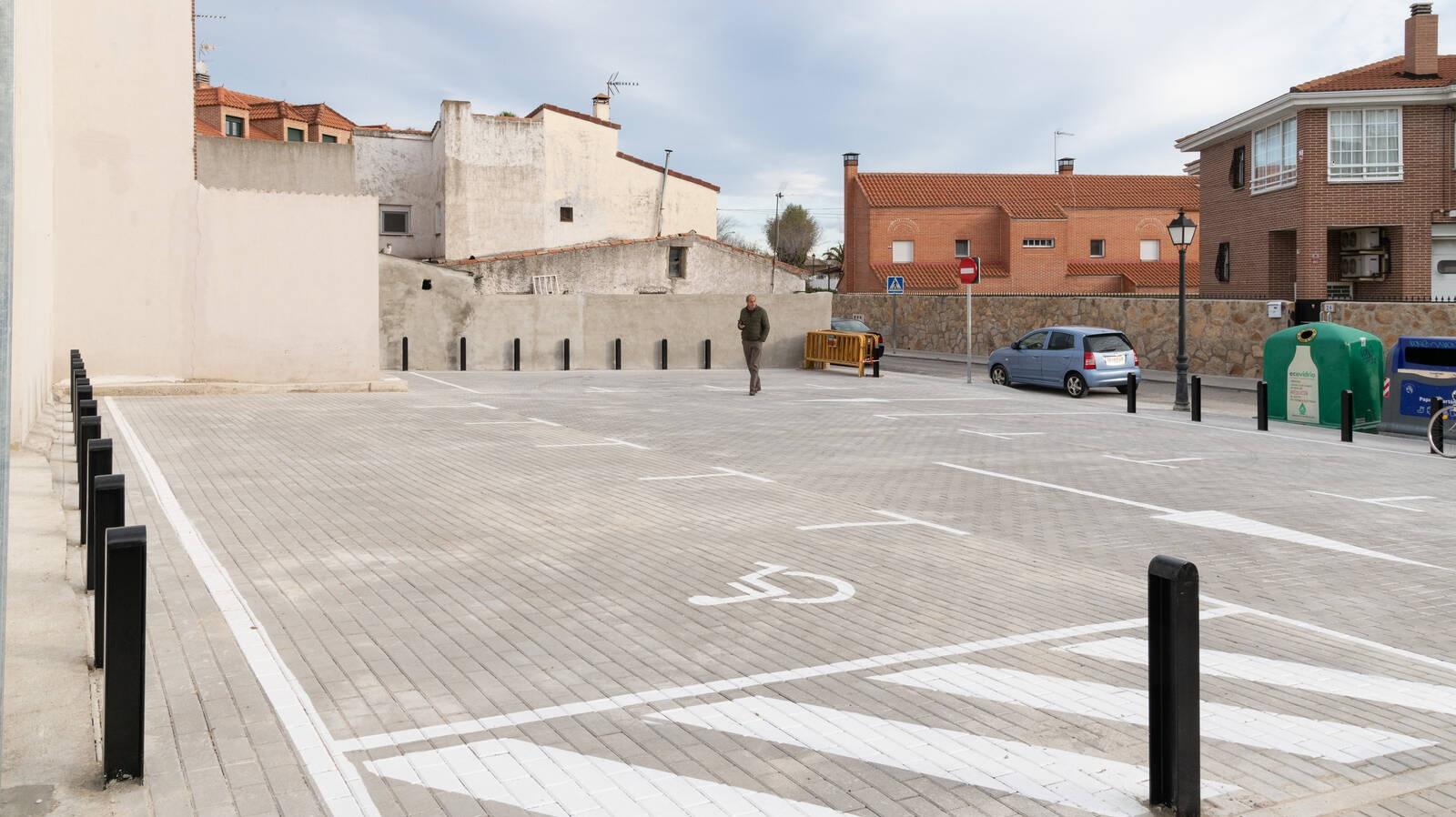 Sevilla la Nueva abre la nueva zona de aparcamiento con 14 plazas entre las calles Colón y Cervantes