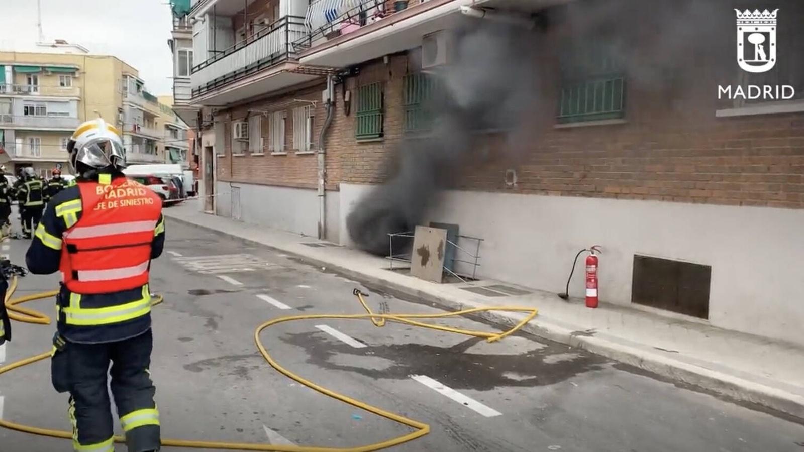 Un incendio en un centro de transformación eléctrica en Usera genera una gran humareda
