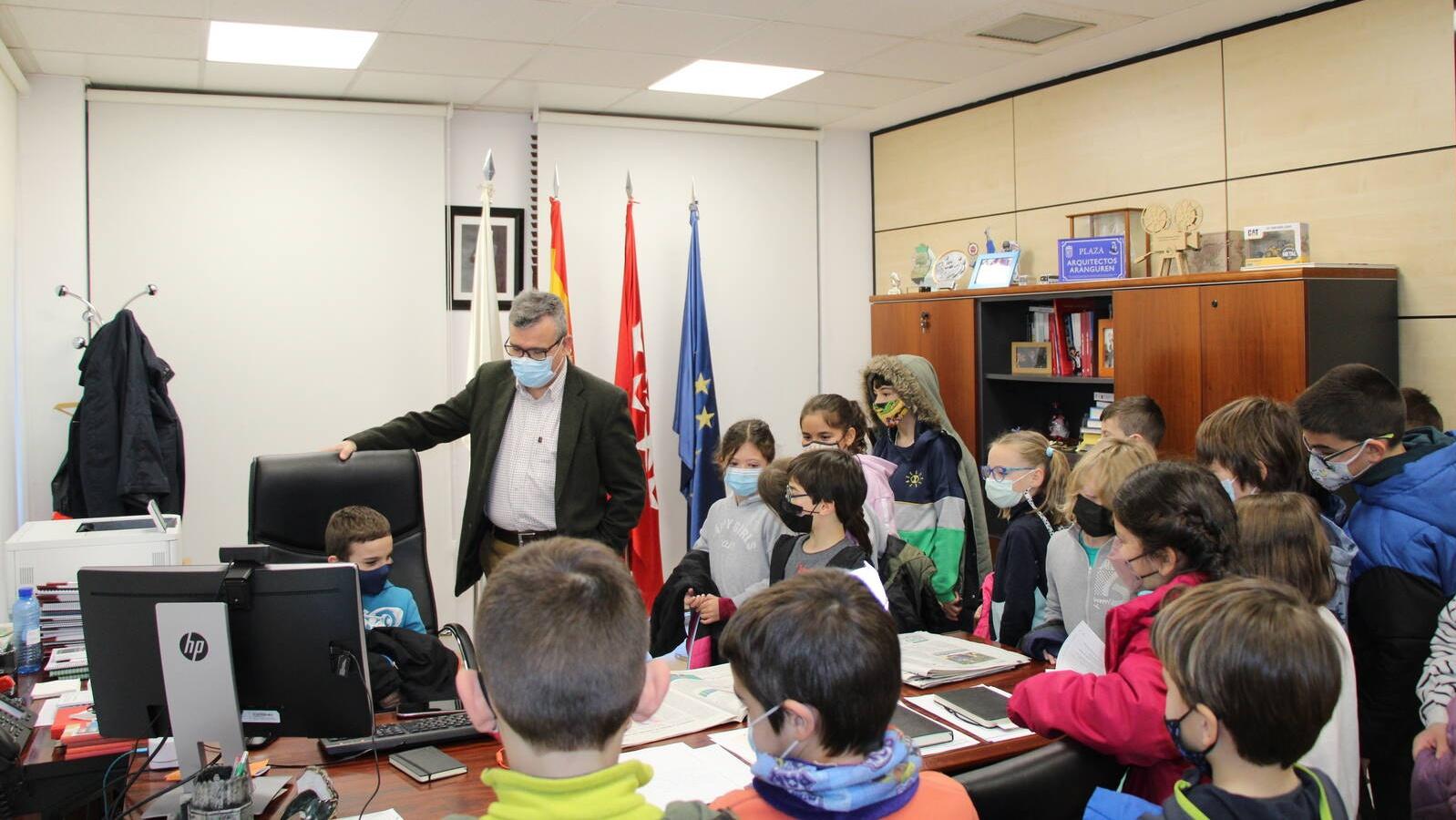 Los escolares de Arganda visitan el Ayuntamiento en una nueva edición de la actividad “Un día con tu alcalde”