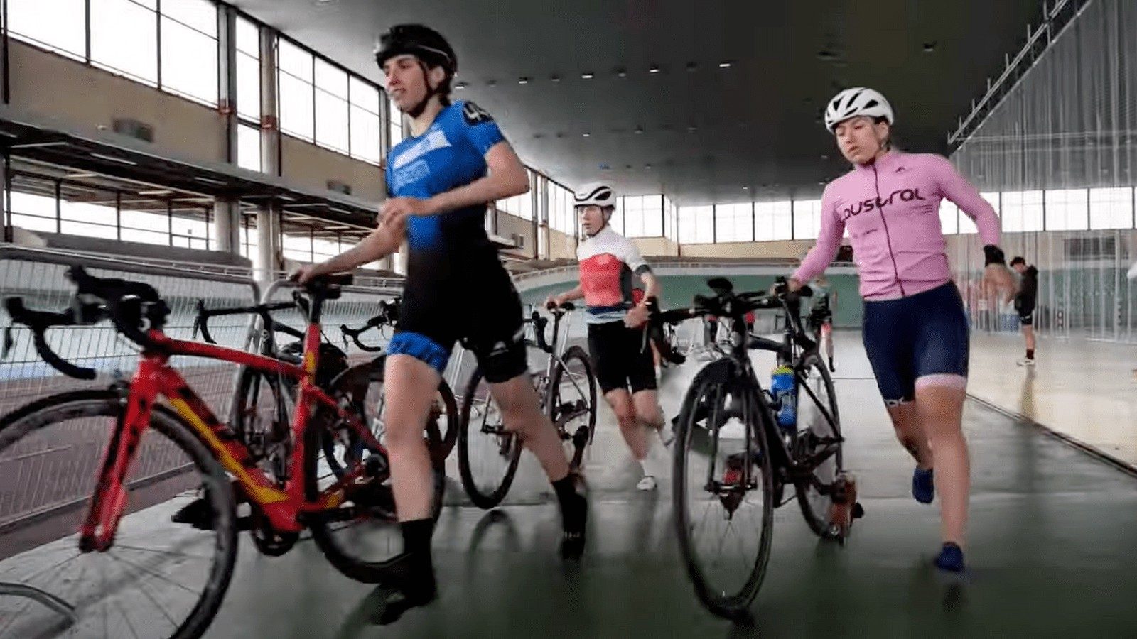 La Concejalía de Deportes ha colaborado con la Federación Española de Triatlón cediendo el velódromo de Galapagar
