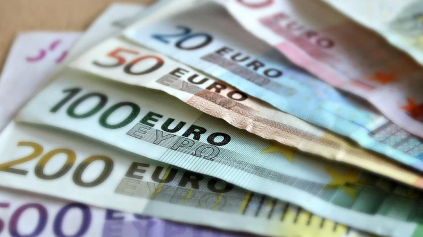 Crisis en los mercados financieros y la caída del euro Crisis en los mercados financieros y la caída del euro
