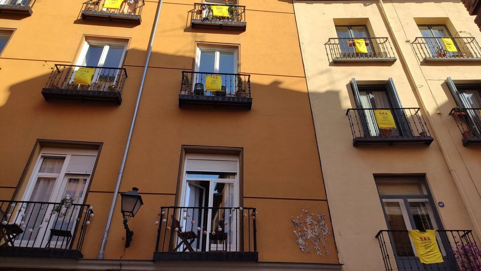 Las banderas de España ya amarillean en los balcones. Así que Madrid y  Oviedo están enviando nuevas a sus vecinos