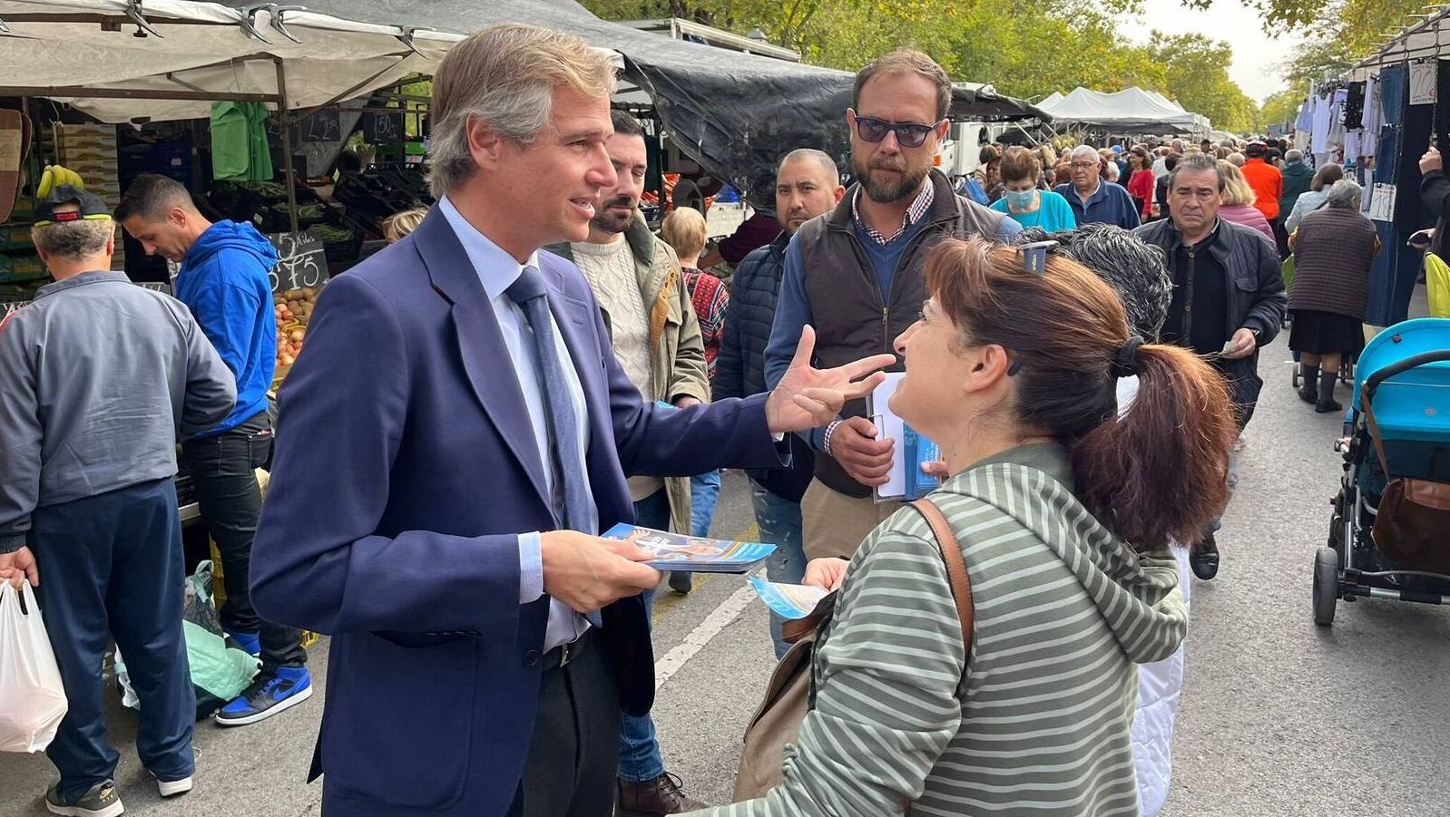 González Terol continúa su campaña en Alcorcón denunciando el estado de la plaza de la Hispanidad