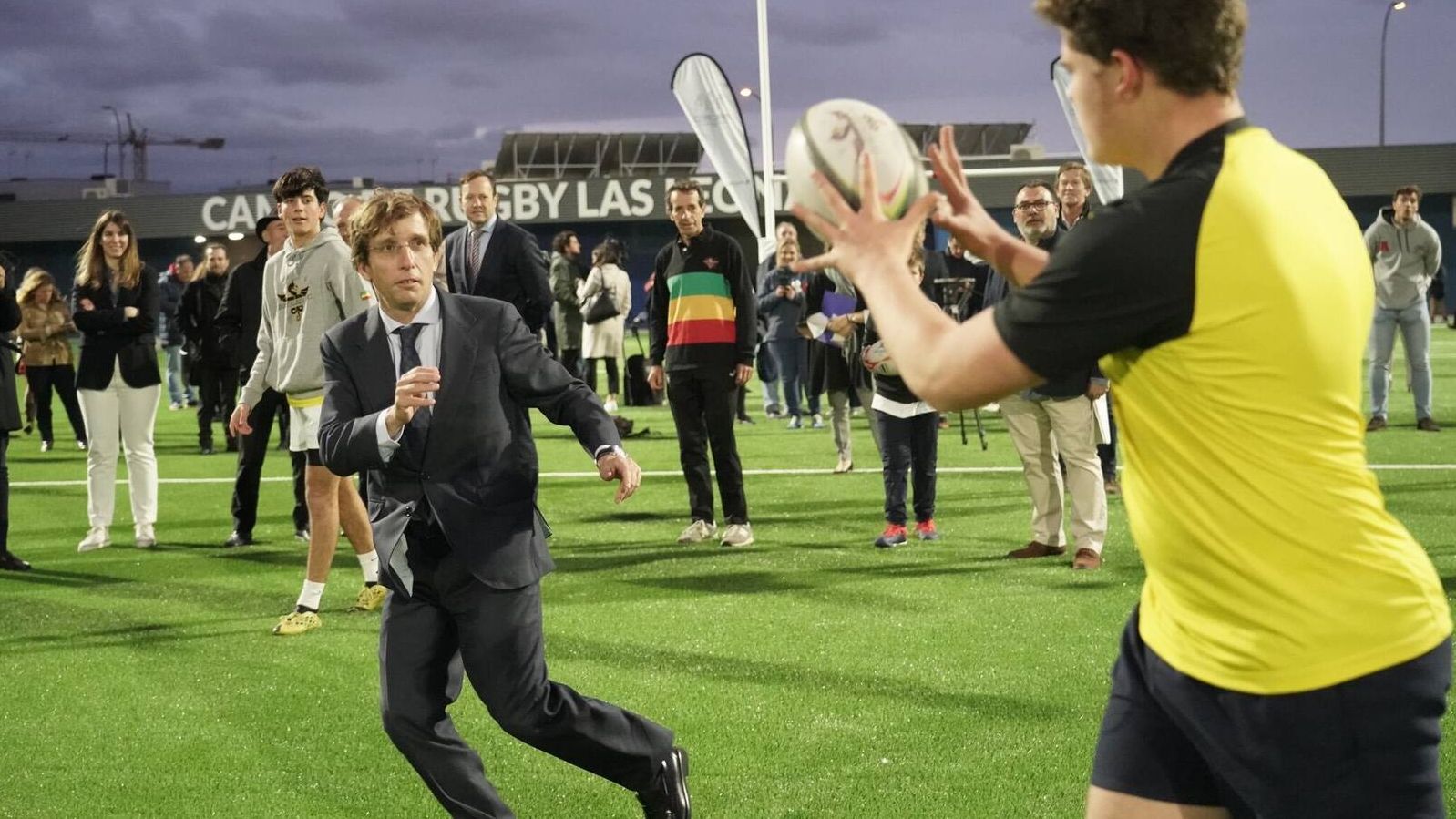 Martínez-Almeida tira de ironía y dice que finaliza su "brillante trayectoria deportiva": "No habrá más saques de honor"