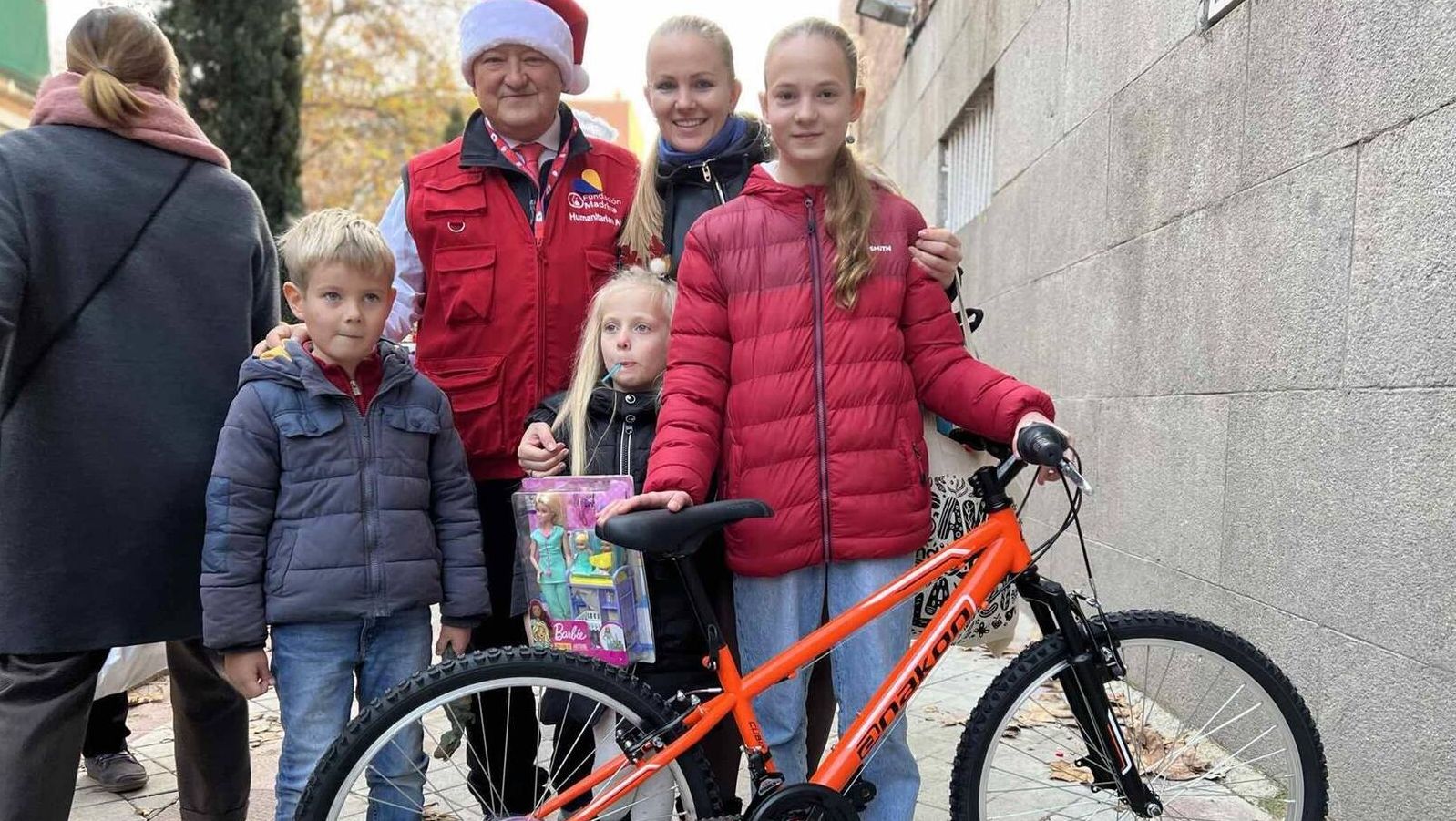 La Fundación Madrina entrega a 200 niños ucranianos juguetes y bicicletas por el día de San Nicolás