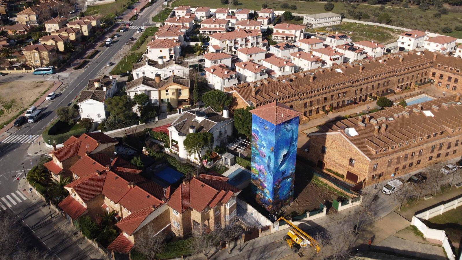 Sevilla la Nueva suma a su skyline un mural de 20 metros de altura